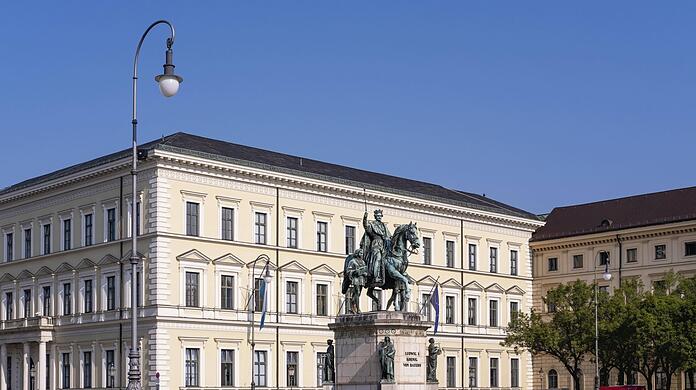 Leo von Klenze baute für Beauharnais das Palais Leuchtenberg. Davor steht ausgerechnet ein Denkmal für dessen Feind Ludwig I.