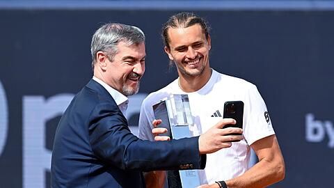 Bayerns Ministerpräsident Markus Söder machte ein Selfie mit Turniersieger Alexander Zverev.