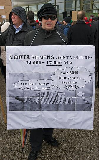 Hunderte Beschäftigte von Nokia Siemens
Networks (NSN) und Osram haben am Dienstag in München vor der
Hauptversammlung von Siemens demonstriert.