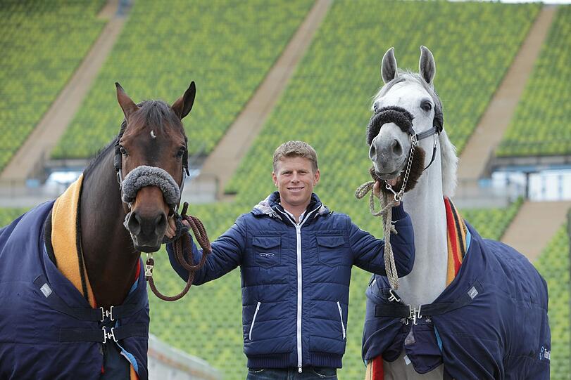 Reiter Max Kühner mit seinen Pferden Clintop und Cornetta (r.).
