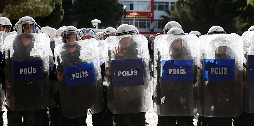 Tränengas, Wasserwerfer und Gummigeschosse - Sehen Sie hier weitere Bilder aus der Türkei.