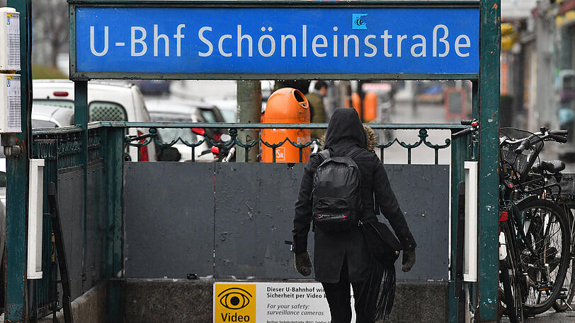 Eine Frau geht am 25.12.2016 in Berlin zur U-Bahnstation an der Schönleinstraße. In der Nacht hatten Unbekannte dort versucht, einen Obdachlosen anzuzünden.