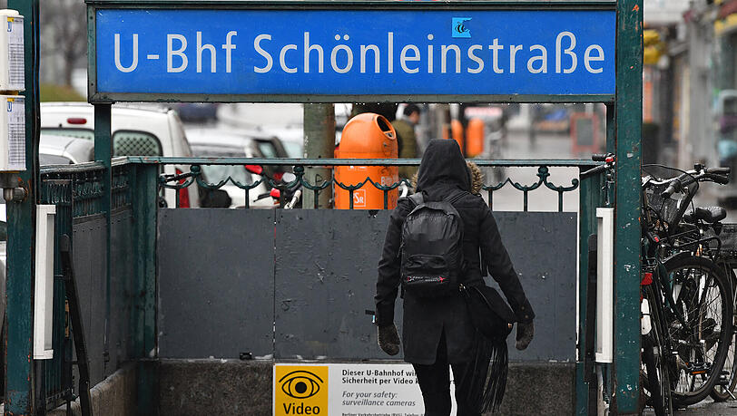 Eine Frau geht am 25.12.2016 in Berlin zur U-Bahnstation an der Schönleinstraße. In der Nacht hatten Unbekannte dort versucht, einen Obdachlosen anzuzünden. Eine Frau geht am 25.12.2016 in Berlin zur U-Bahnstation an der Schönleinstraße. In der Nacht hatten Unbekannte dort versucht, einen Obdachlosen anzuzünden.