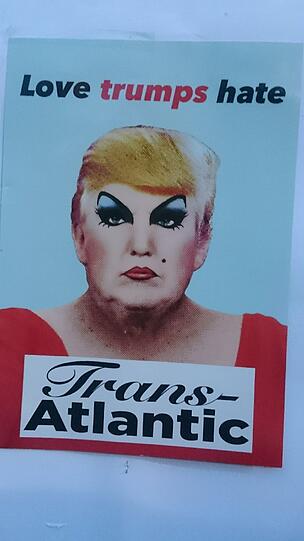 Titel des Plakats: "Love trumps hate trans-atlantic"
