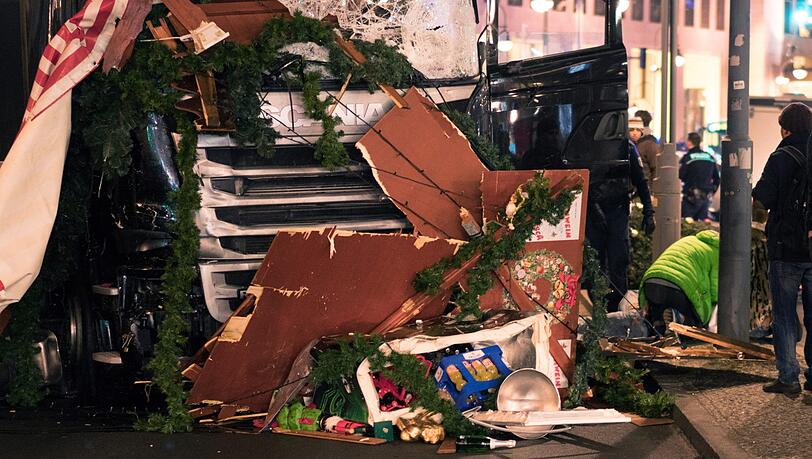 Nach der Todesfahrt ist die Frontscheibe des Lkw zersplittert. Im Kühlergrill hängen Teile der Weihnachtsmarkt-Buden. Nach der Todesfahrt ist die Frontscheibe des Lkw zersplittert. Im Kühlergrill hängen Teile der Weihnachtsmarkt-Buden.