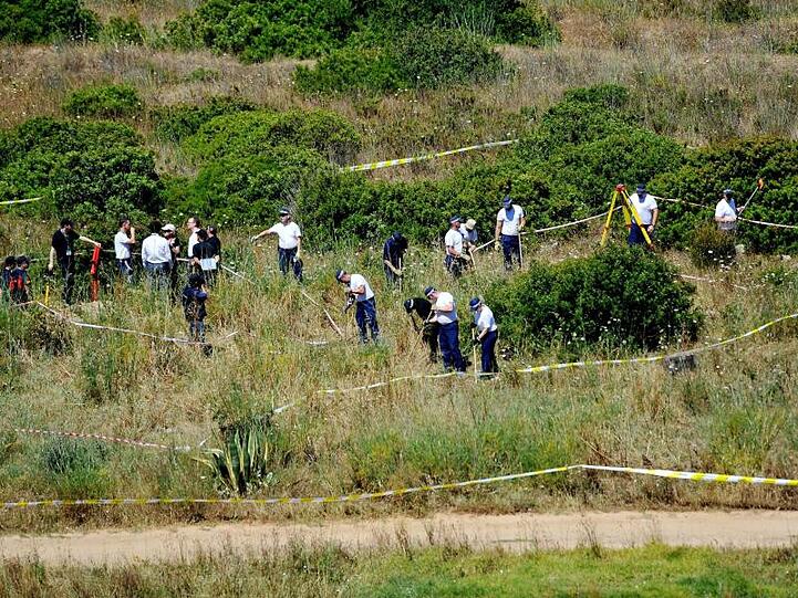 Polizisten aus Großbritannien und aus Portugal durchsuchen das Buschland außerhalb von Praia da Luz im Zuge der Untersuchung im Fall des vermissten britischen Mädchens Madeleine "Maddie" McCann. (Archivbild).
