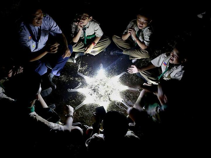 Kinder auf den Philippinen haben mit ihren Taschenlampen einen Stern gebildet.