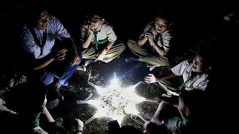 Kinder auf den Philippinen haben mit ihren Taschenlampen einen Stern gebildet.