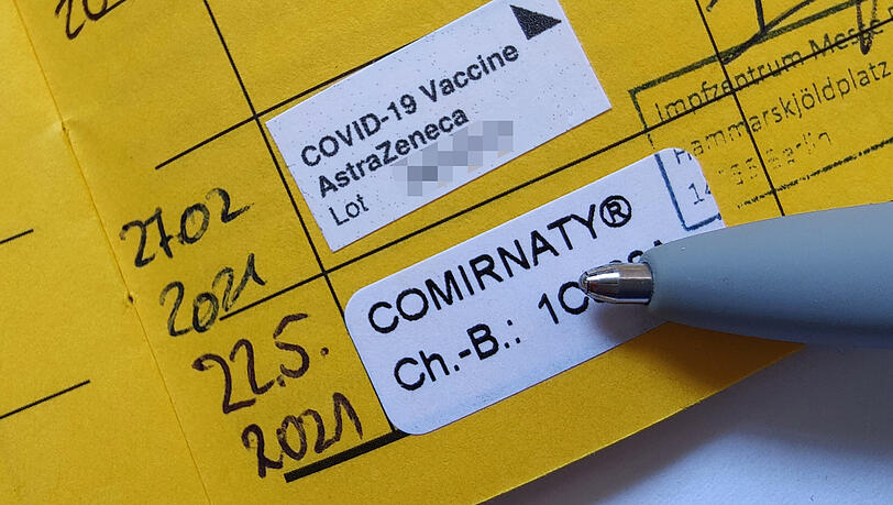 Ein Impfpass mit einer eingetragenen Impfung gegen das Coronavirus.