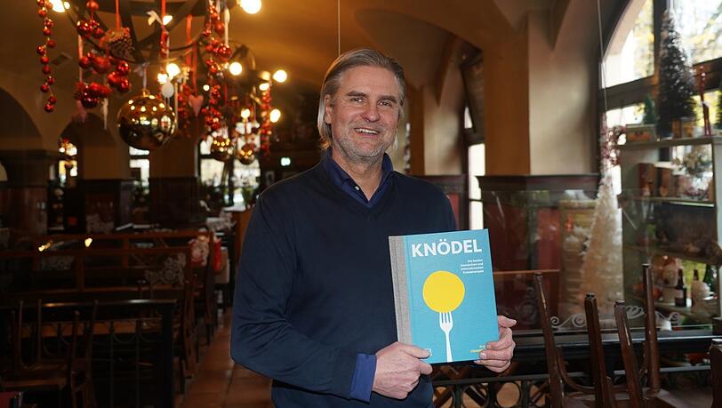 Florian Oberndorfer mit seinem Knödel-Knigge im Wirtshaus in der Au.