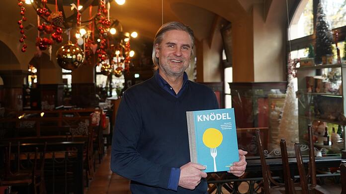Florian Oberndorfer mit seinem Knödel-Knigge im Wirtshaus in der Au.