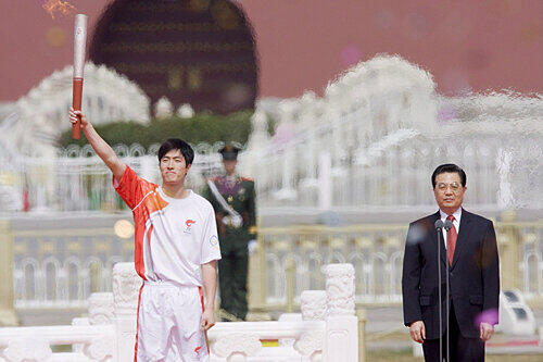 Chinas Präsident Hu Jintao (l.) hat das Olympische Feuer an Olympiasieger Liu Xiang übergeben. Der Hürdenläufer ist der erste von rund 21000 Läufern, die die Fackel tragen werden,