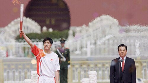 Chinas Präsident Hu Jintao (l.) hat das Olympische Feuer an Olympiasieger Liu Xiang übergeben. Der Hürdenläufer ist der erste von rund 21000 Läufern, die die Fackel tragen werden, Chinas Präsident Hu Jintao (l.) hat das Olympische Feuer an Olympiasieger Liu Xiang übergeben. Der Hürdenläufer ist der erste von rund 21000 Läufern, die die Fackel tragen werden,