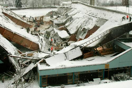 Die Trümmer der Eissporthalle von Bad Reichenhall. Das Dach war am 3. Januar 2006 unter der Schneelast zusammengebrochen.