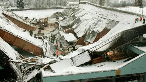 Die Trümmer der Eissporthalle von Bad Reichenhall. Das Dach war am 3. Januar 2006 unter der Schneelast zusammengebrochen. Die Trümmer der Eissporthalle von Bad Reichenhall. Das Dach war am 3. Januar 2006 unter der Schneelast zusammengebrochen.