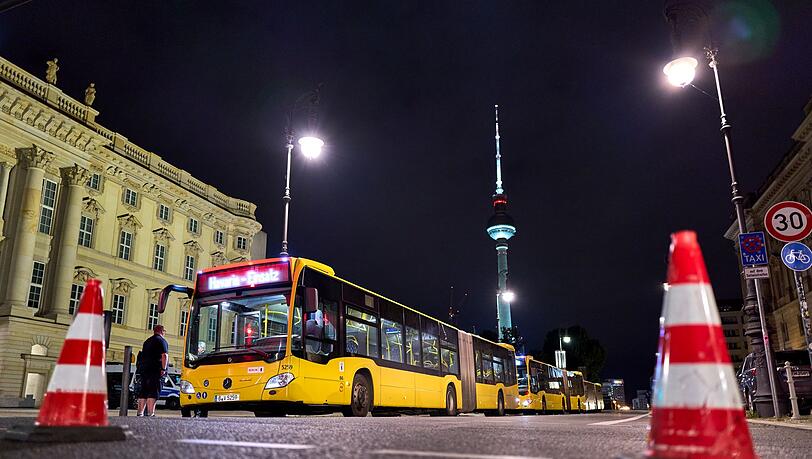 Tausende Menschen in Berlin-Mitte haben am späten Abend ihre Wohnungen wegen eines Kriegsmunitions-Funds in der Spree verlassen müssen.