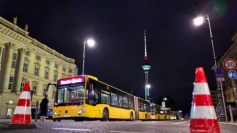 Tausende Menschen in Berlin-Mitte haben am späten Abend ihre Wohnungen wegen eines Kriegsmunitions-Funds in der Spree verlassen müssen.