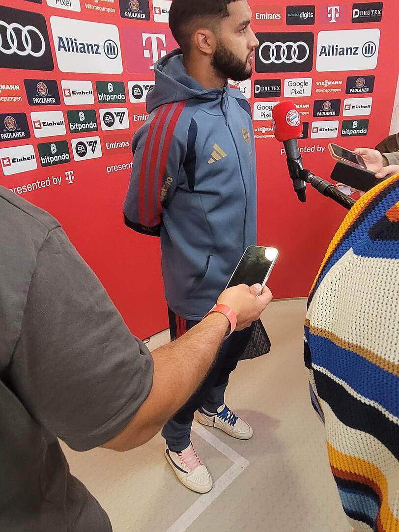 Ismael Saibari in der Mixed Zone der Allianz Arena bei den Medienvertretern – mit zwei verschieden farbigen Schnürsenkeln. Ismael Saibari in der Mixed Zone der Allianz Arena bei den Medienvertretern – mit zwei verschieden farbigen Schnürsenkeln.