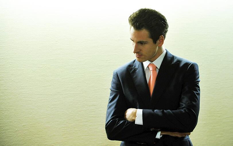Entschuldigt sich am ersten Prozesstag in München bei Eric Lux: Formel-1-Fahrer Adrian Sutil. Im April 2011 hatte er dem Rennstall-Besitzer von Lotus/Renault in einer Disco in Schanghai mit einem Champagner-Glas am Hals verletzt.