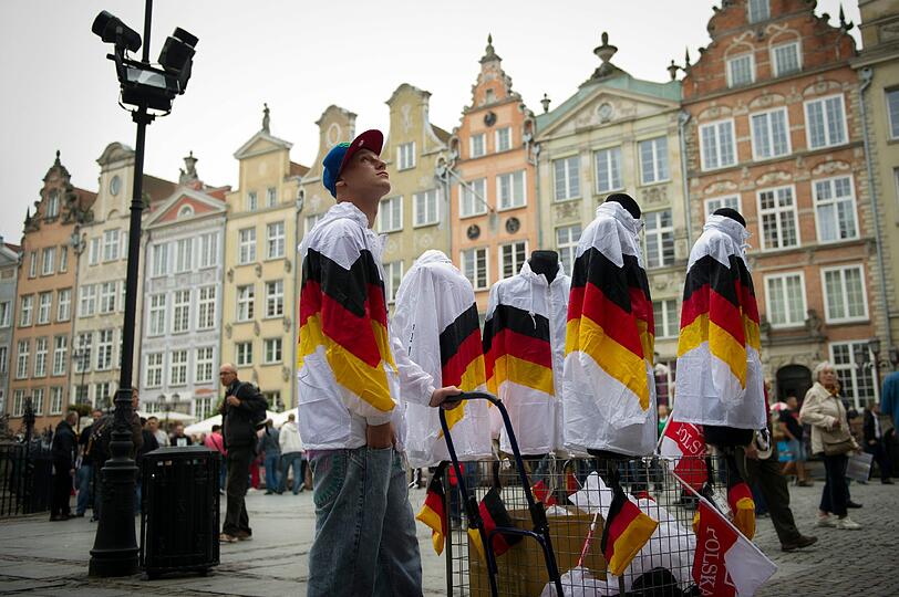 Hier kommen die Fans: Deutsche und griechische Anhänger feiern in Danzig.
