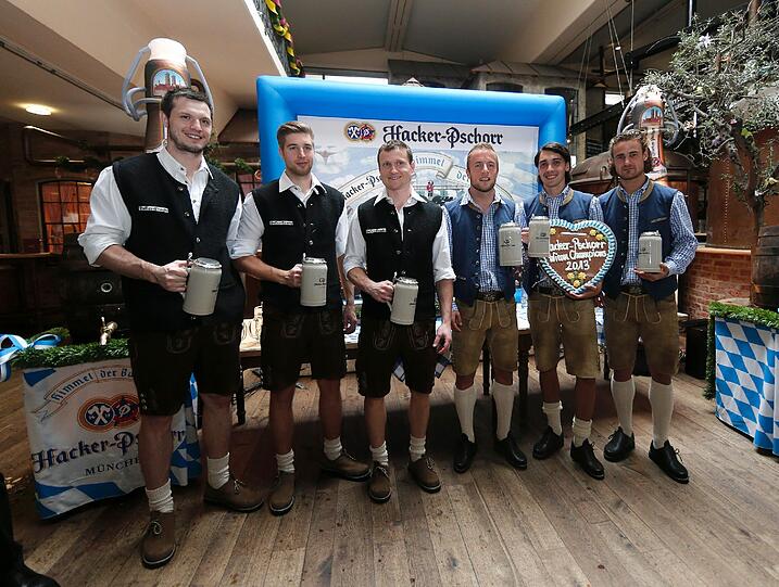 Die Pschorr Wiesn Champions: Der TSV 1860 und der EHC München haben sich in den Disziplinen Nageln, Anzapfen und Maßkrug-Stemmen gemessen. Die Bilder.
