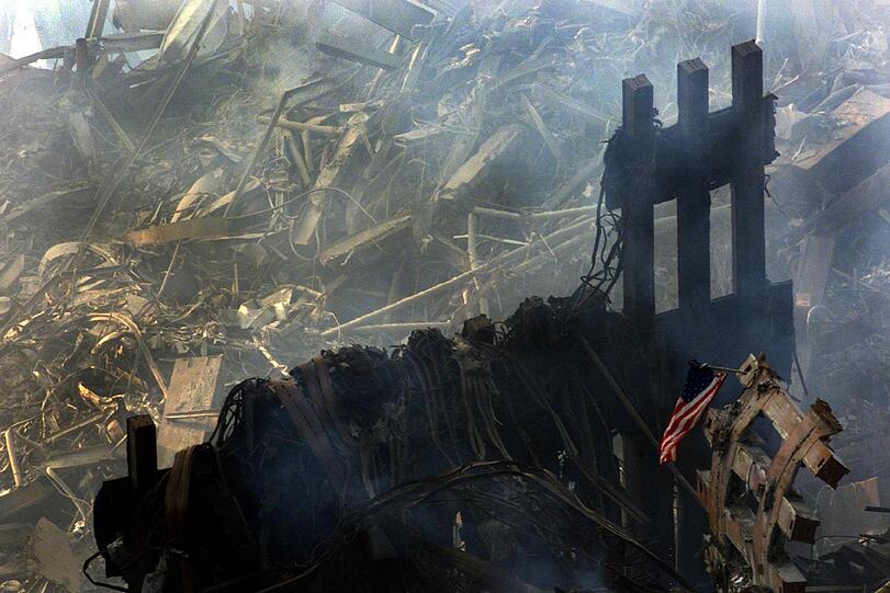 Rauch über den Trümmern des eingestürzten World Trade Centers in New York, Anja_Niedringhaus berichtete auch von den Anschlägen am 11. September 2001.