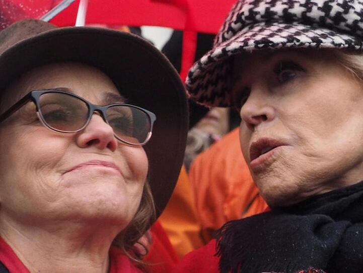 Sally Field (l) und Jane Fonda beim "Fire Drill Fridays"-Protest in Washingston.