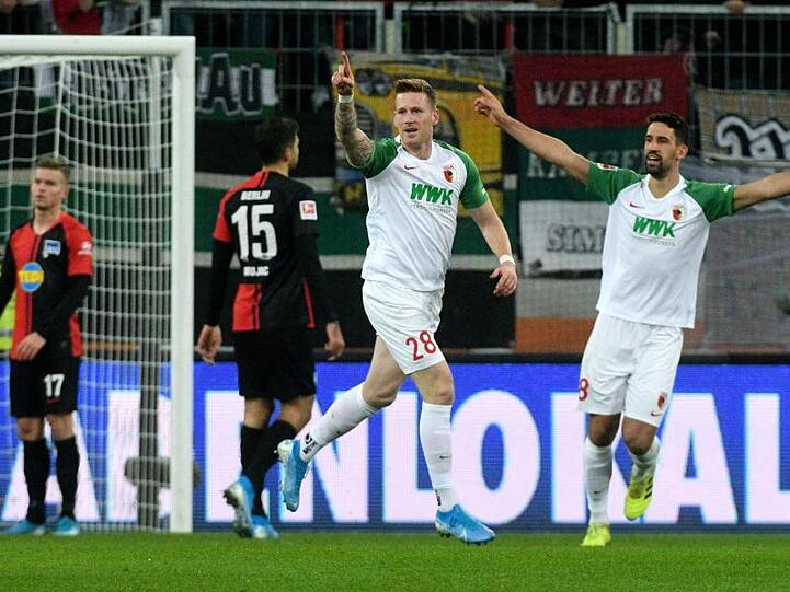 Augsburgs Andre Hahn (M) erzielte sein erstes Saisontor.