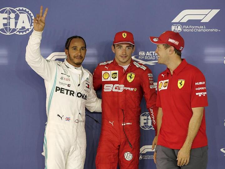 Sicherte sich die Pole vor Lewis Hamilton (l) und Sebastian Vettel (r) die Pole Position in Singapur: Charles Leclerc (M).