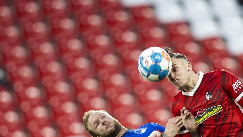 Der Freiburger Ermedin Demirovic (r) im Kopfballduell mit Kevin Vogt.