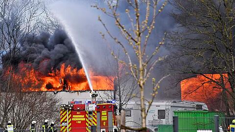 Die Einsatzkräfte der Feuerwehr standen einem Flammenmeer gegenüber.