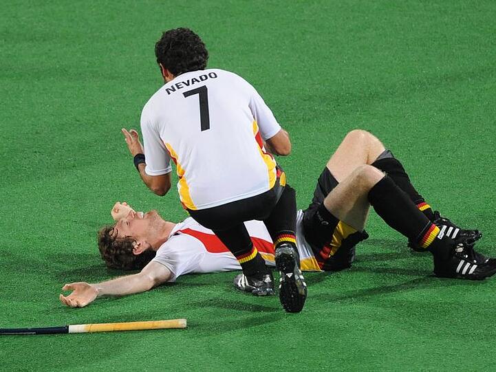 Niklas Meinert (unten) und Carlos Nevado feiern den Olympiasieg