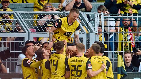 Die Dortmunder Spieler bejubeln mit Marco Reus sein Tor zum 2:0.