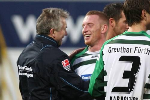 Vor dem Derby gegen den Club herrscht im Ronhof Party-Stimmung: Reservisten wie Aleksandar Kotuljac (Foto rechts, mit Benno Möhlmann) hoffen auf ihre nächste Chance.