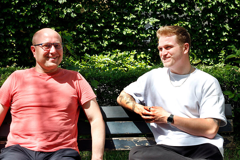 Sozialarbeiter Tobias Lutze (r.) mit Manuel Kraft (38), f&uuml;r den er eine Wohnung sucht.