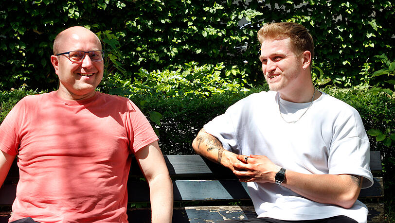 Sozialarbeiter Tobias Lutze (r.) mit Manuel Kraft (38), f&uuml;r den er eine Wohnung sucht.