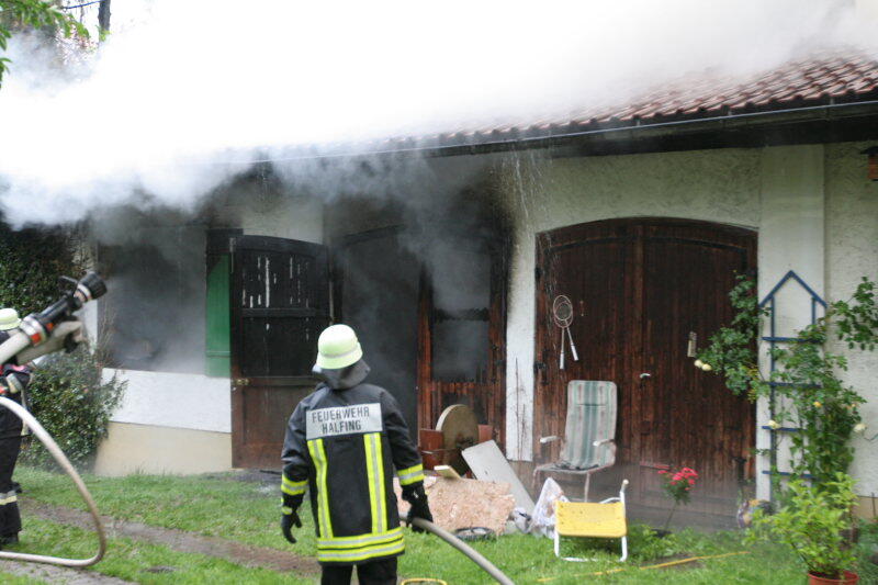 Am frühen Samstagmorgen brannte es in einem Landgasthof im Landkreis Rosenheim. Die Urlausbsgäste mussten in Sicherheit gebracht werden - verletzt wurde niemand.