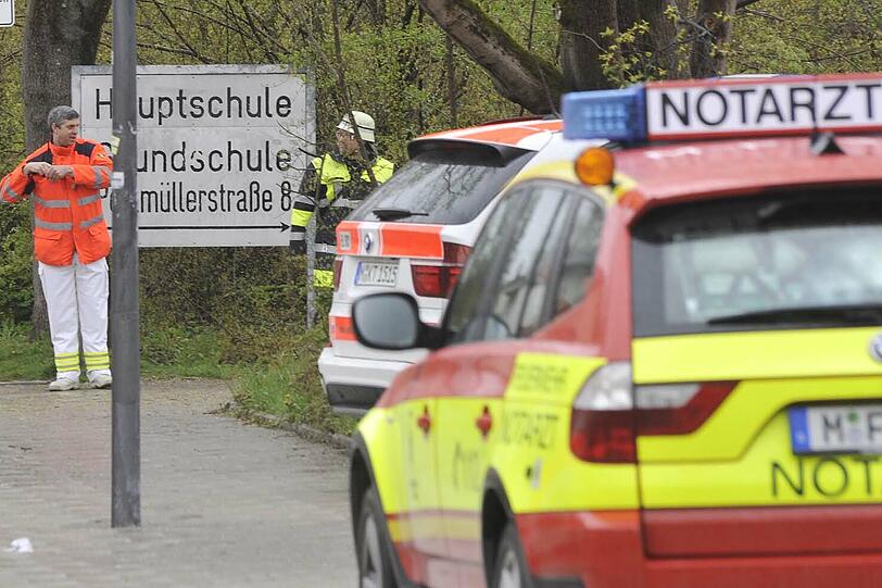 Feuerwehrleute beim Einsatz in der Peslmüllerstraße in der vergangenen Woche. Neun Schüler müssen ins Krankenhaus.