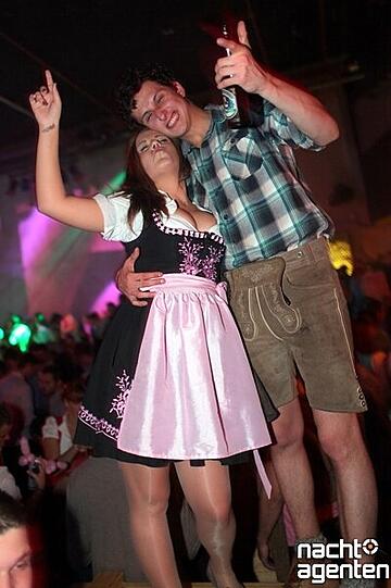An der Hackerbrücke heißt es auch am Samstag "16 Tage Wiesn - 16 Tage Neuraum". Mehr Bilder unter: www.nachtagenten.de.