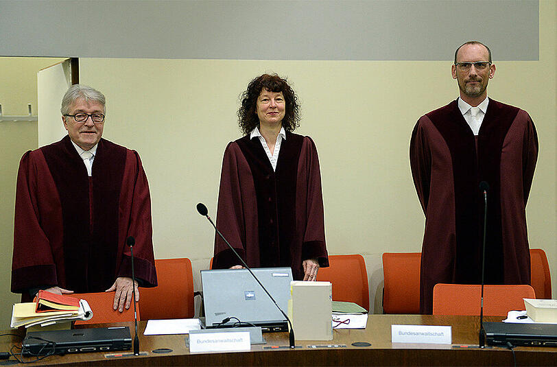 Bundesanwalt Herbert Diemer (l-r), Oberstaatsanwältin Anette Greger und Oberstaatsanwalt Jochen Weingarten im Gerichtssaal des Oberlandesgerichts in München. Ralf Wohlleben bleibt weiter in Untersuchungshaft.