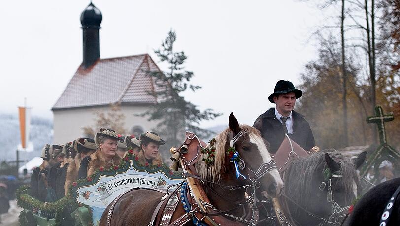 Tölzer Tradition, die Touristen lockt: die Leonhardifahrt. Tölzer Tradition, die Touristen lockt: die Leonhardifahrt.