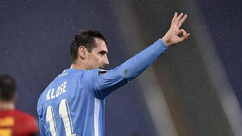 So lieben ihn die Lazio-Fans: Miro Klose mit gewohnter Jubel-Geste nach einem Treffer in der Euro League gegen Galatasaray.