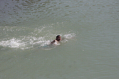 In der Isar eröffente am Freitag das größte Schwimmbad Münchens.