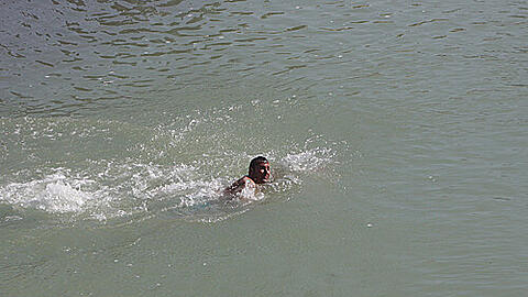 In der Isar eröffente am Freitag das größte Schwimmbad Münchens.