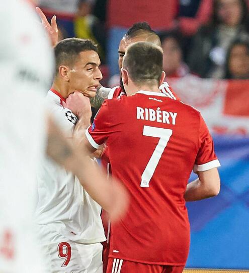 3. April 2018: Franck Ribéry schnappt sich beim ersten Champions-League Viertelfinale Ben Yedder vom FC Sevilla und sagt im Anschluss an das Spiel, die Aktion sei "nicht negativ" gewesen. Positiv schaut das nicht aus. Er sieht dafür nur Gelb.