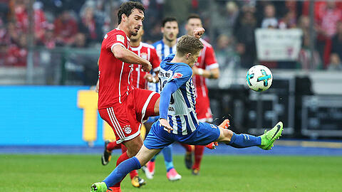 Szene aus dem Hinspiel (2:2): Mats Hummels im Duell mit seinem Ex-Teamkollegen Mitchell Weiser.