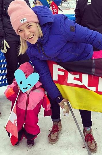An der Rennstrecke: Miri und Töchterchen Matilda.