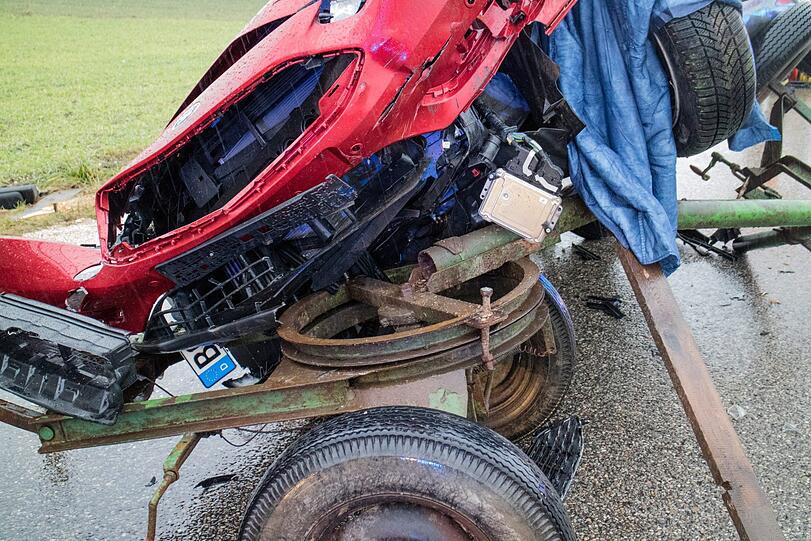 Der Ford krachte von hinten in einen einbiegenden Traktor, es wurden zwei Menschen verletzt.