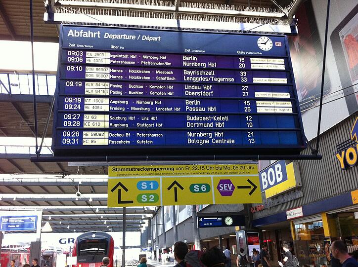 Die Ankündigung auf der Tafel in der Bahnhofshalle lässt nichts Gutes verheißen.
