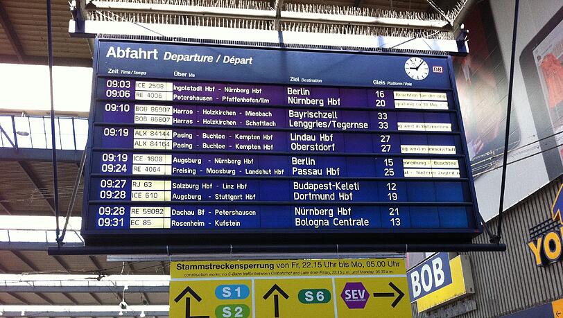 Die Ankündigung auf der Tafel in der Bahnhofshalle lässt nichts Gutes verheißen. Die Ankündigung auf der Tafel in der Bahnhofshalle lässt nichts Gutes verheißen.